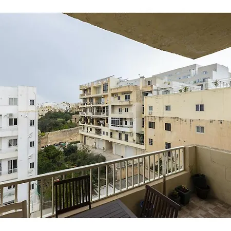 Lovely 2 Bedroom In דירה