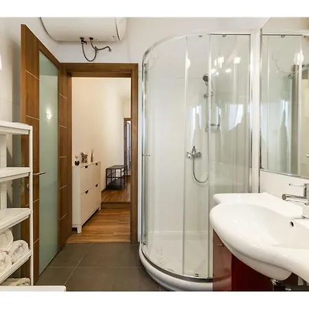 아파트 Lovely 2 Bedroom In 슬리에마