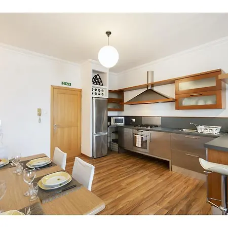 Lovely 2 Bedroom In アパート *